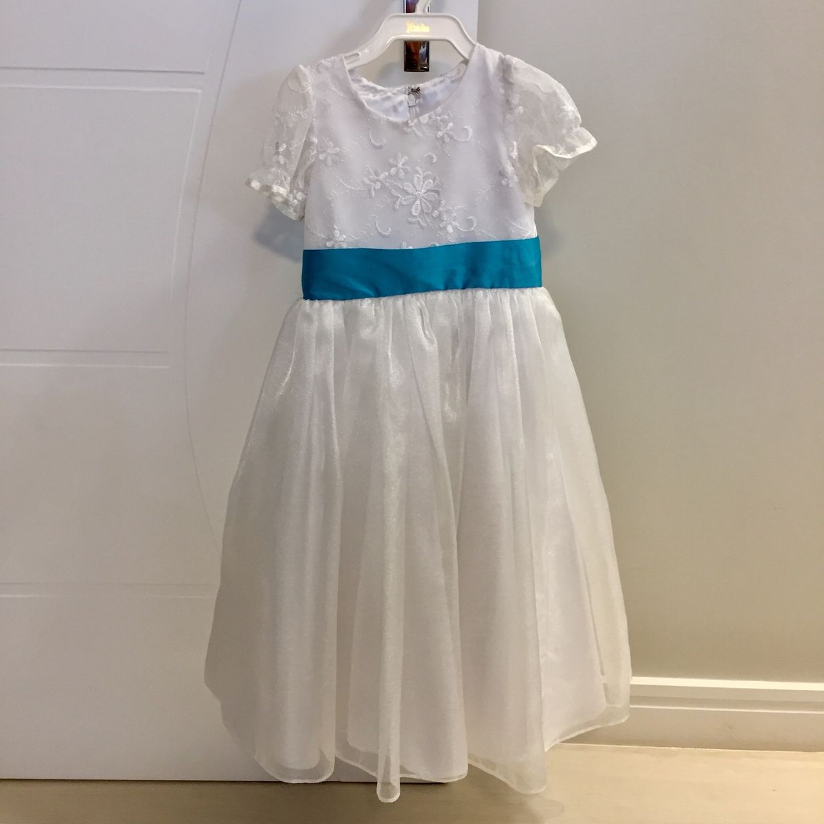 vestido de daminha com faixa azul tiffany