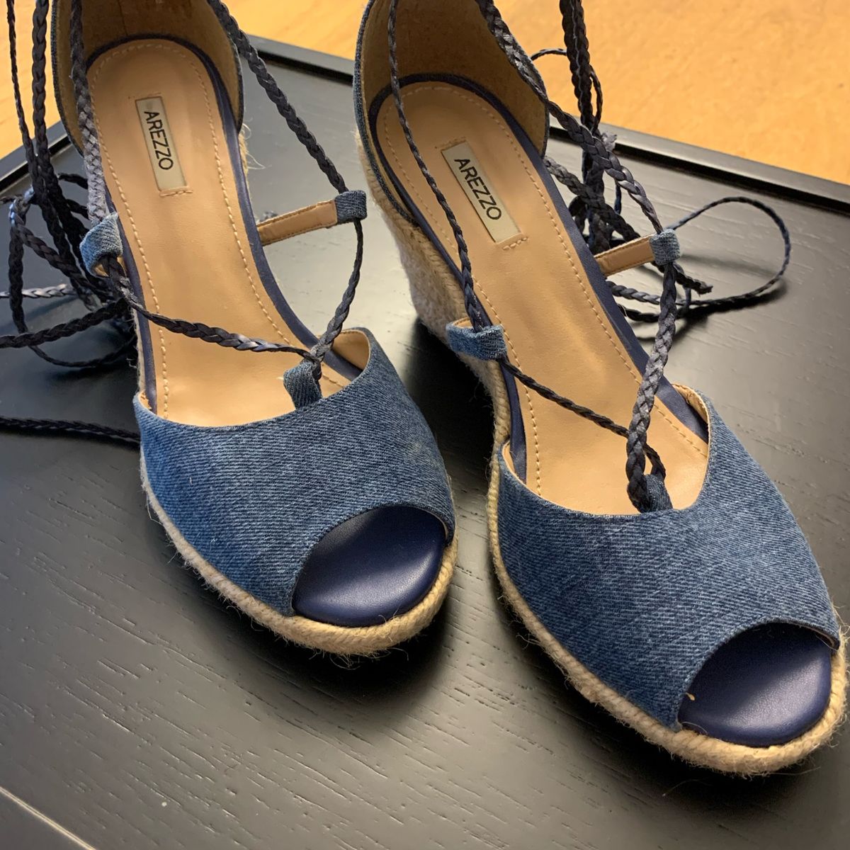 sandalia com amarração no tornozelo arezzo