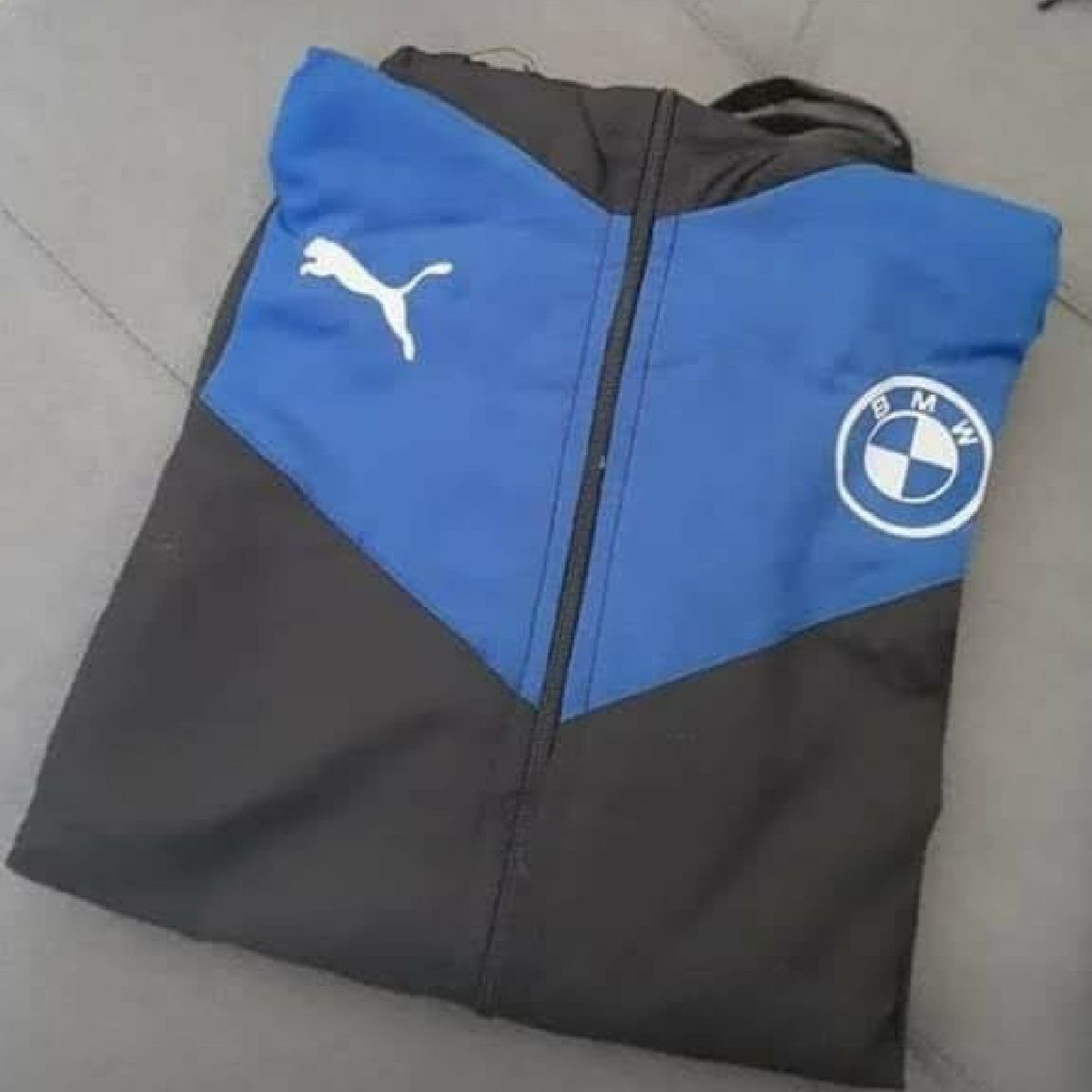 corta vento da bmw com fone de ouvido