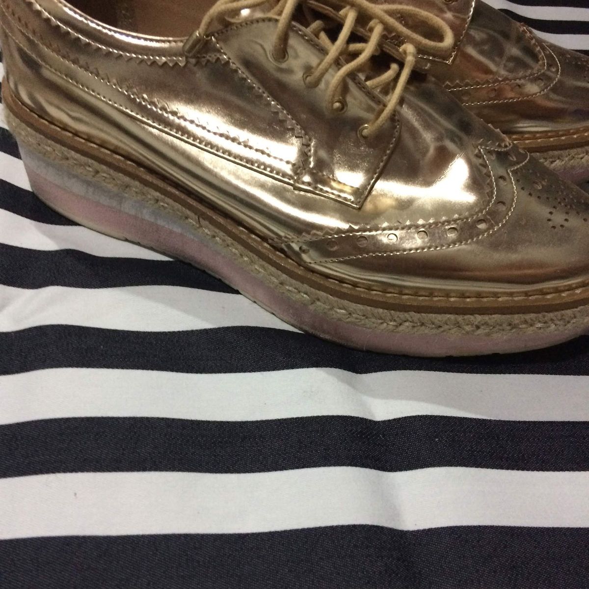 tenis dourado feminino arezzo