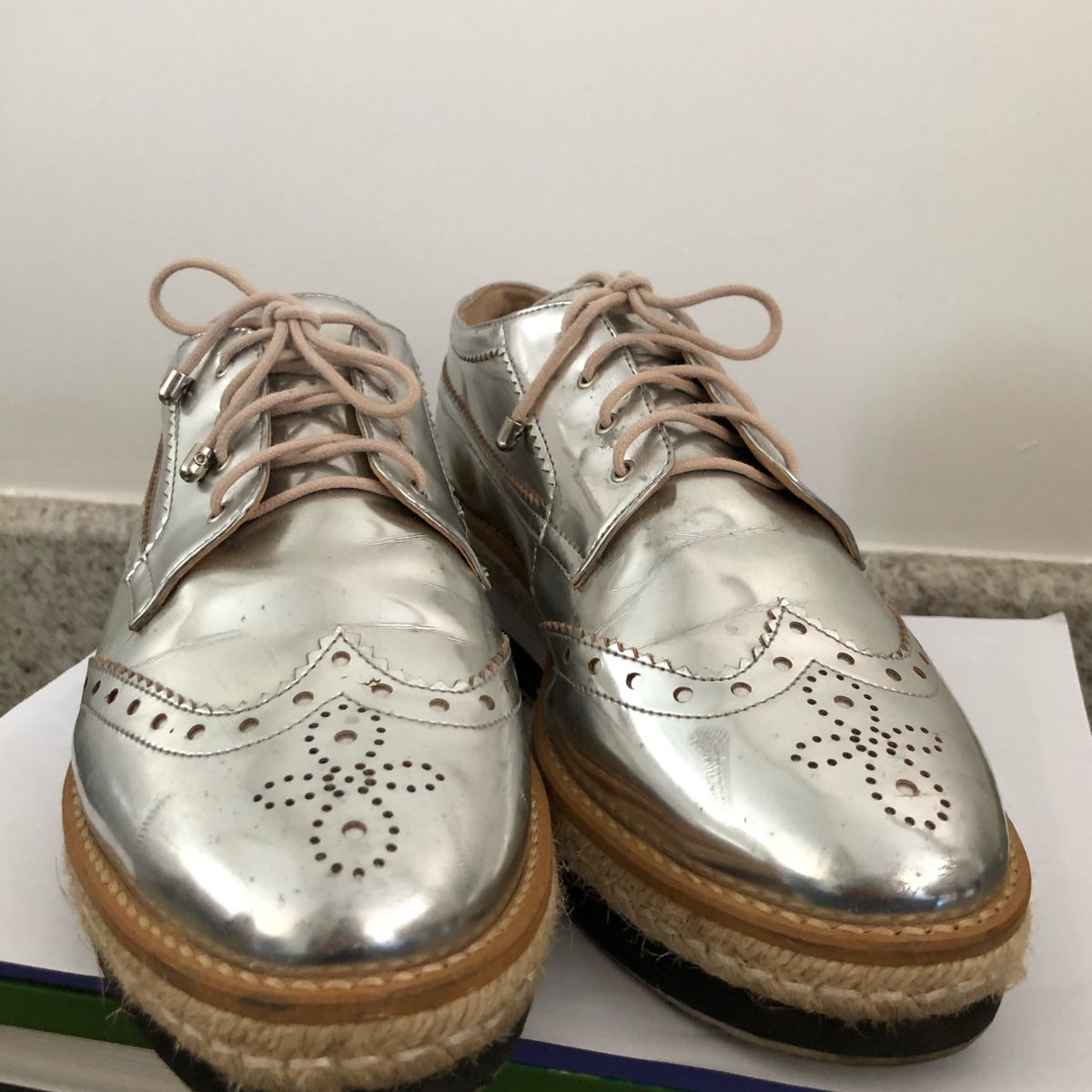 tenis com pompom arezzo