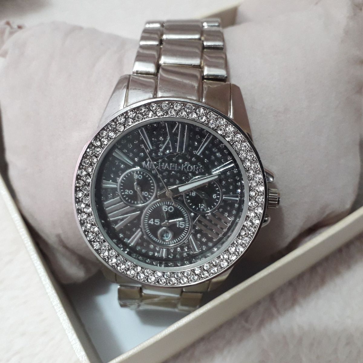 relogio michael kors fundo preto
