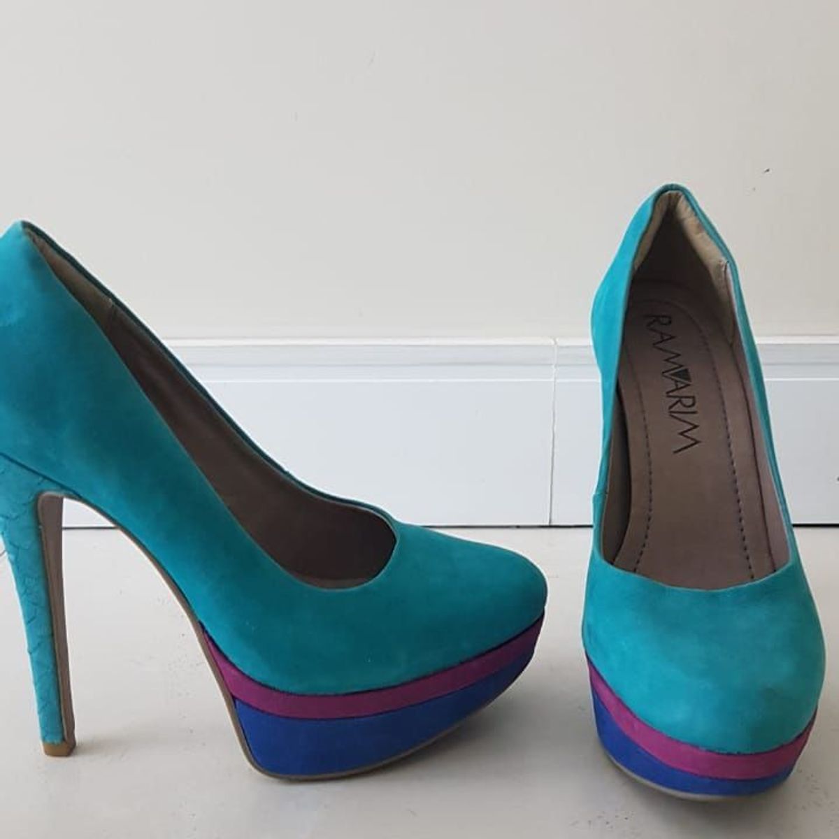 sapato azul feminino