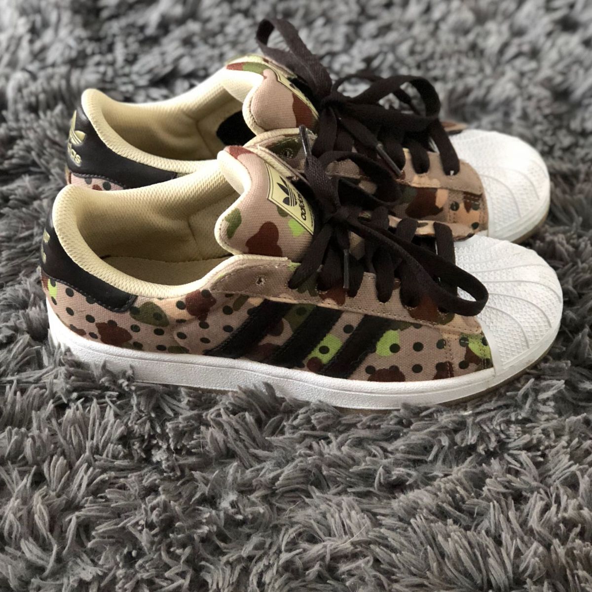 tenis adidas superstar camuflado
