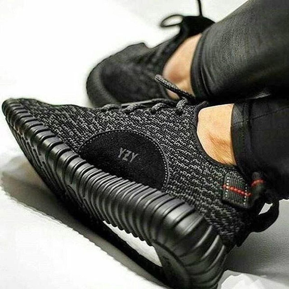 adidas yzy preto