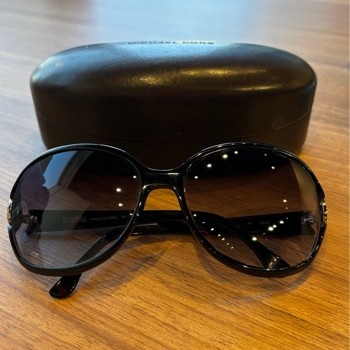 Óculos Michael Kors - Helena | Michael Kors Usado 104314100 