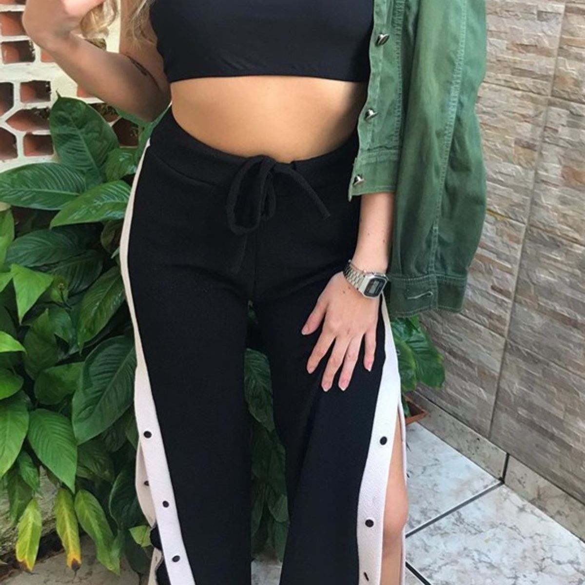 calça com fenda lateral e botoes