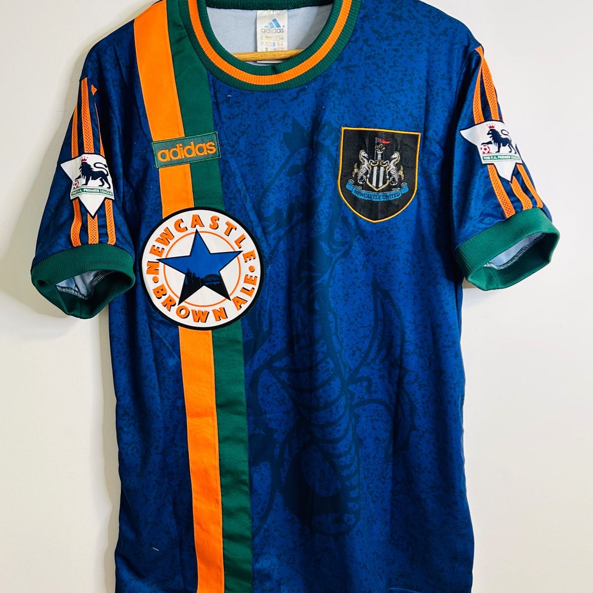 Camisa Newcastle 1997/98 Tomasson #16 Premier League Uniforme 2