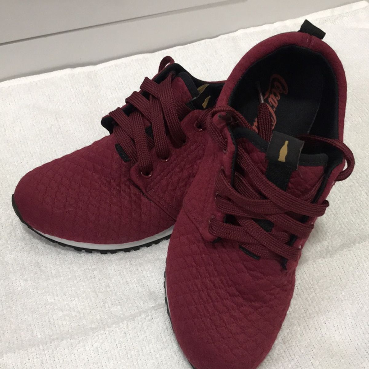 tenis coca cola feminino marsala