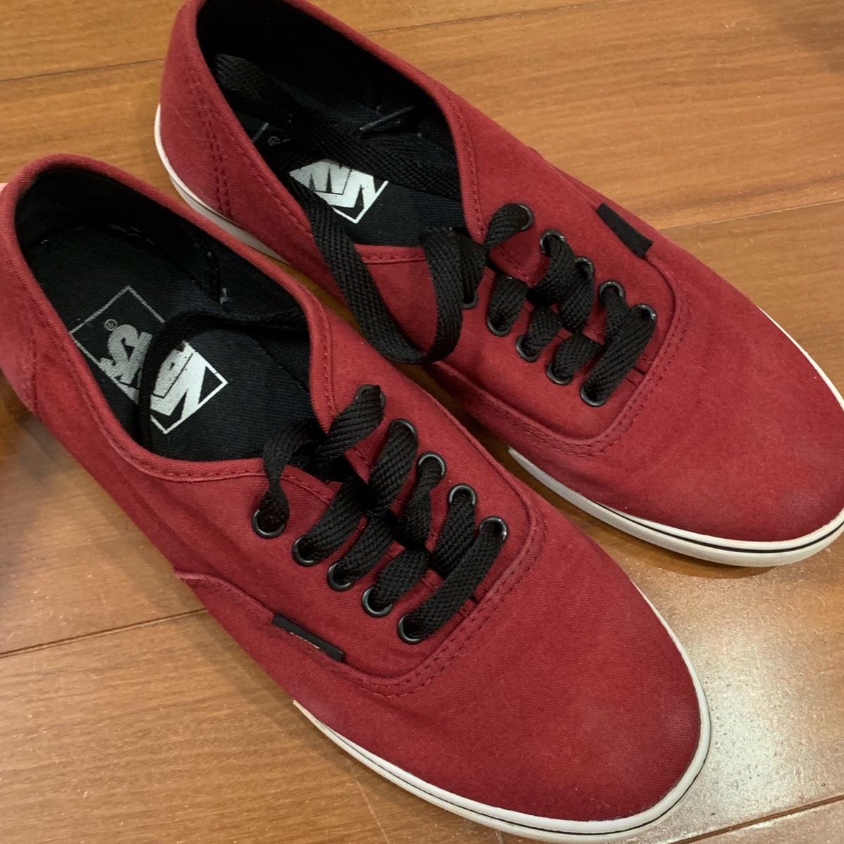 tenis vans vinho cadarço preto