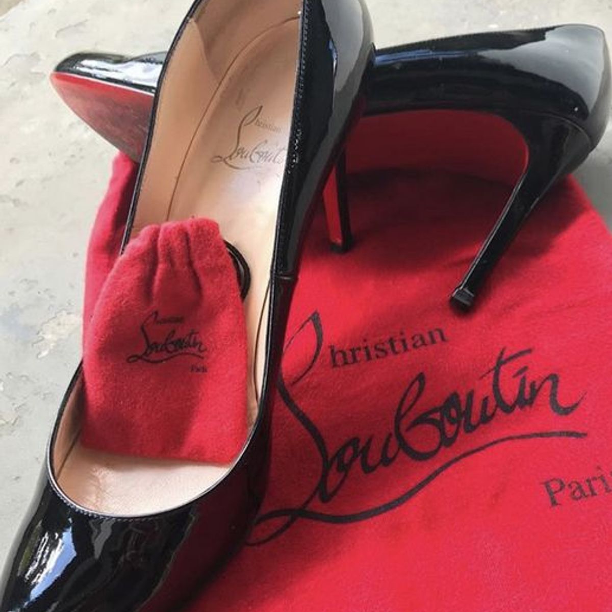 Sapatos hot sale louboutin usados