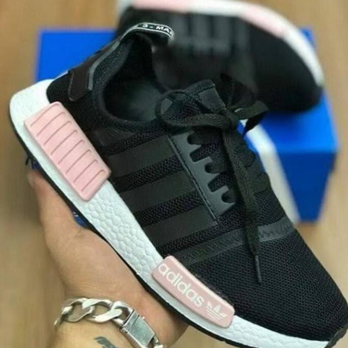 Adidas nmd feminino 2024 preto e rosa