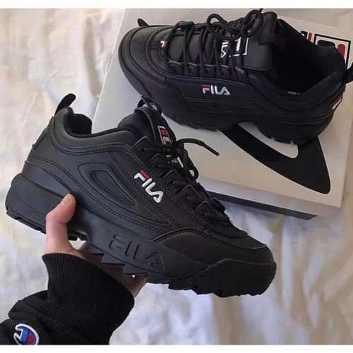 homem usando tenis fila