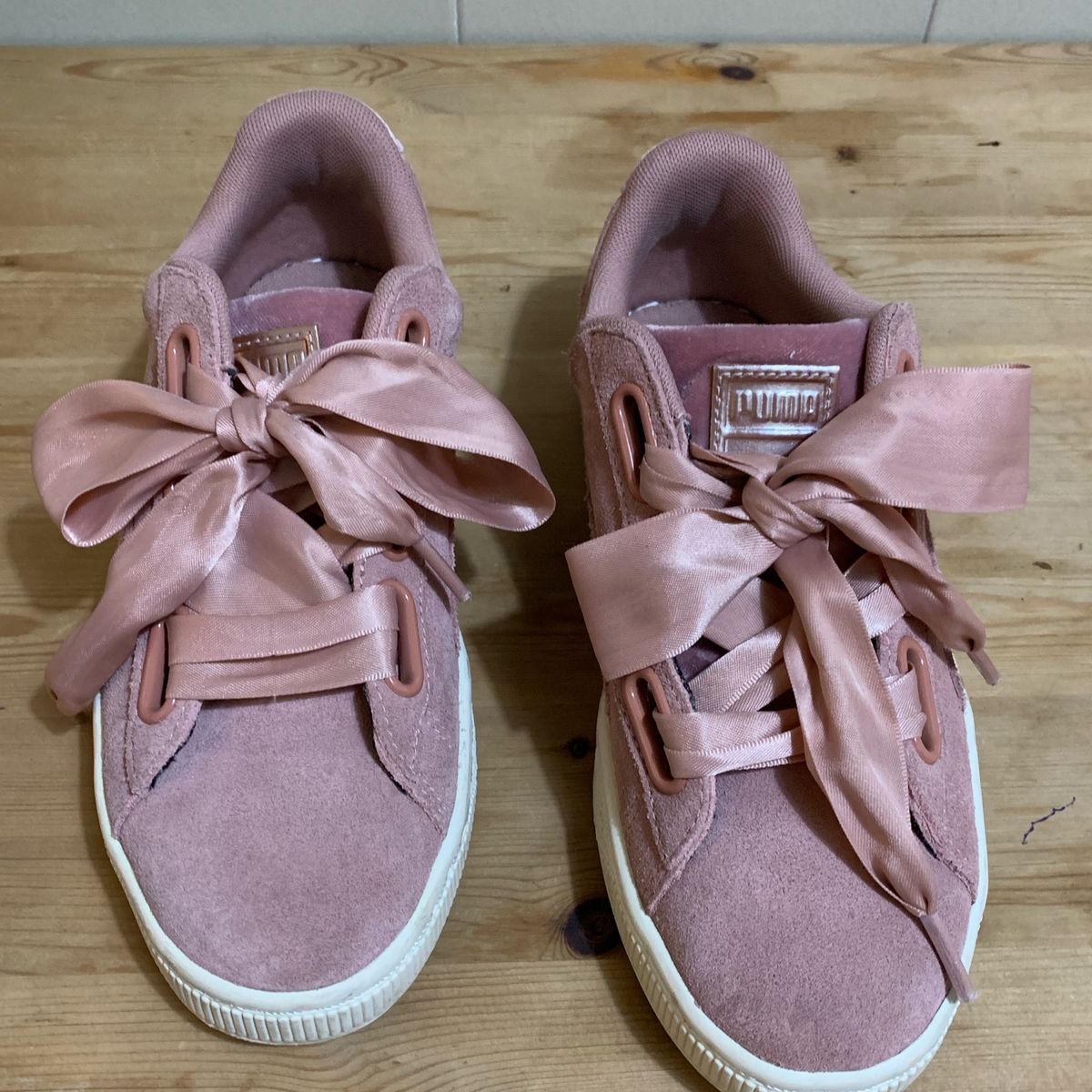 tenis puma rosa com cadarço de cetim