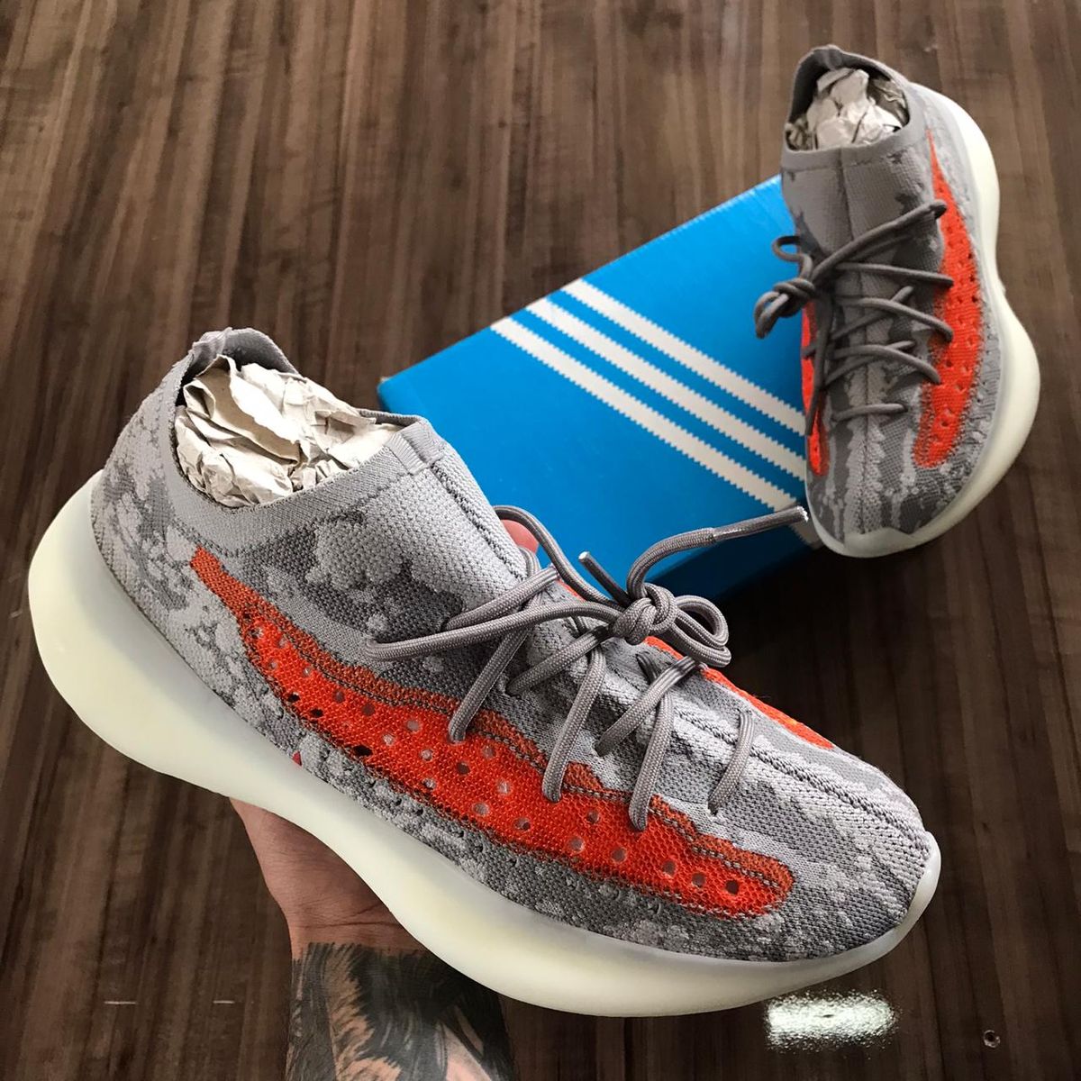 yeezy cinza e laranja