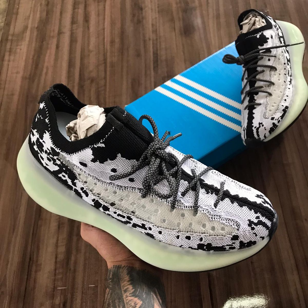 yeezy branco e preto