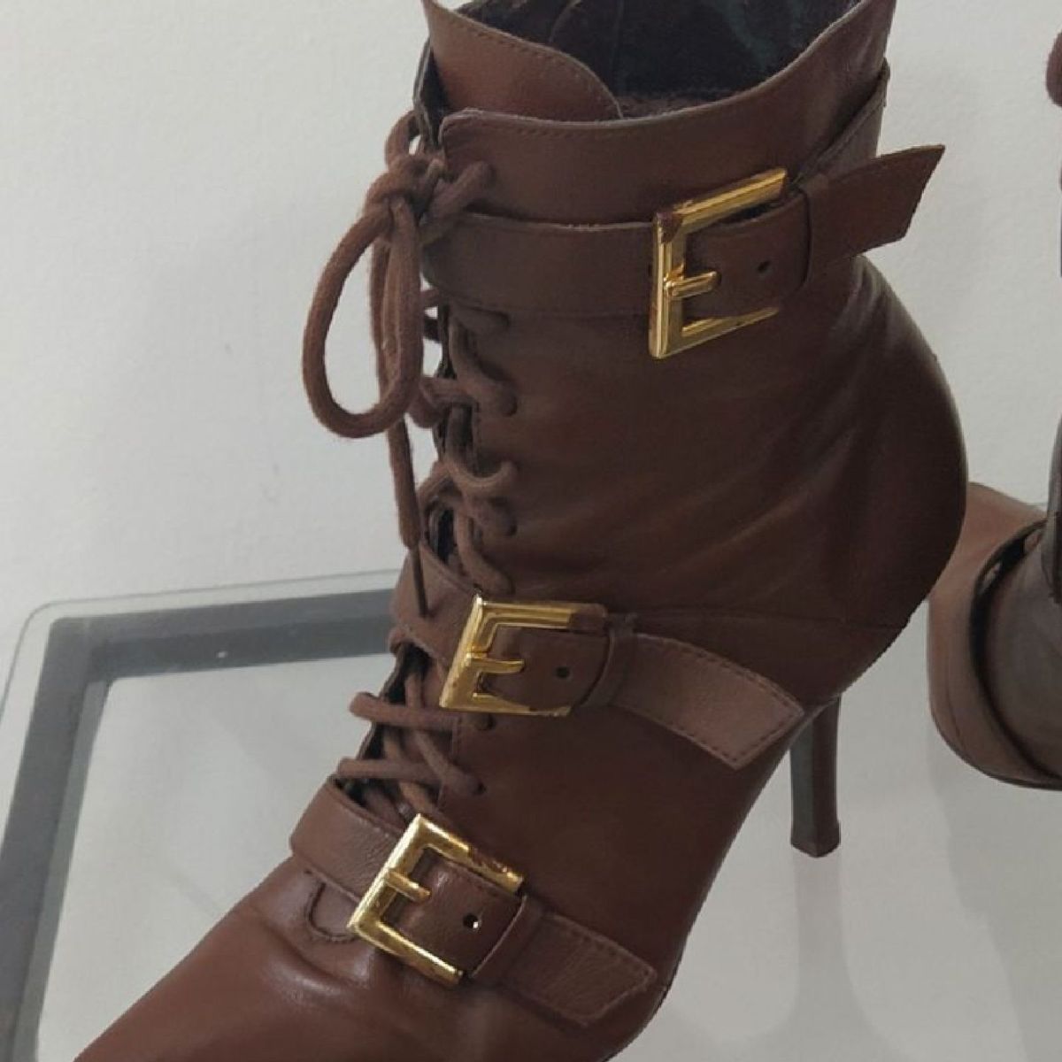 bota via uno cano curto camurça
