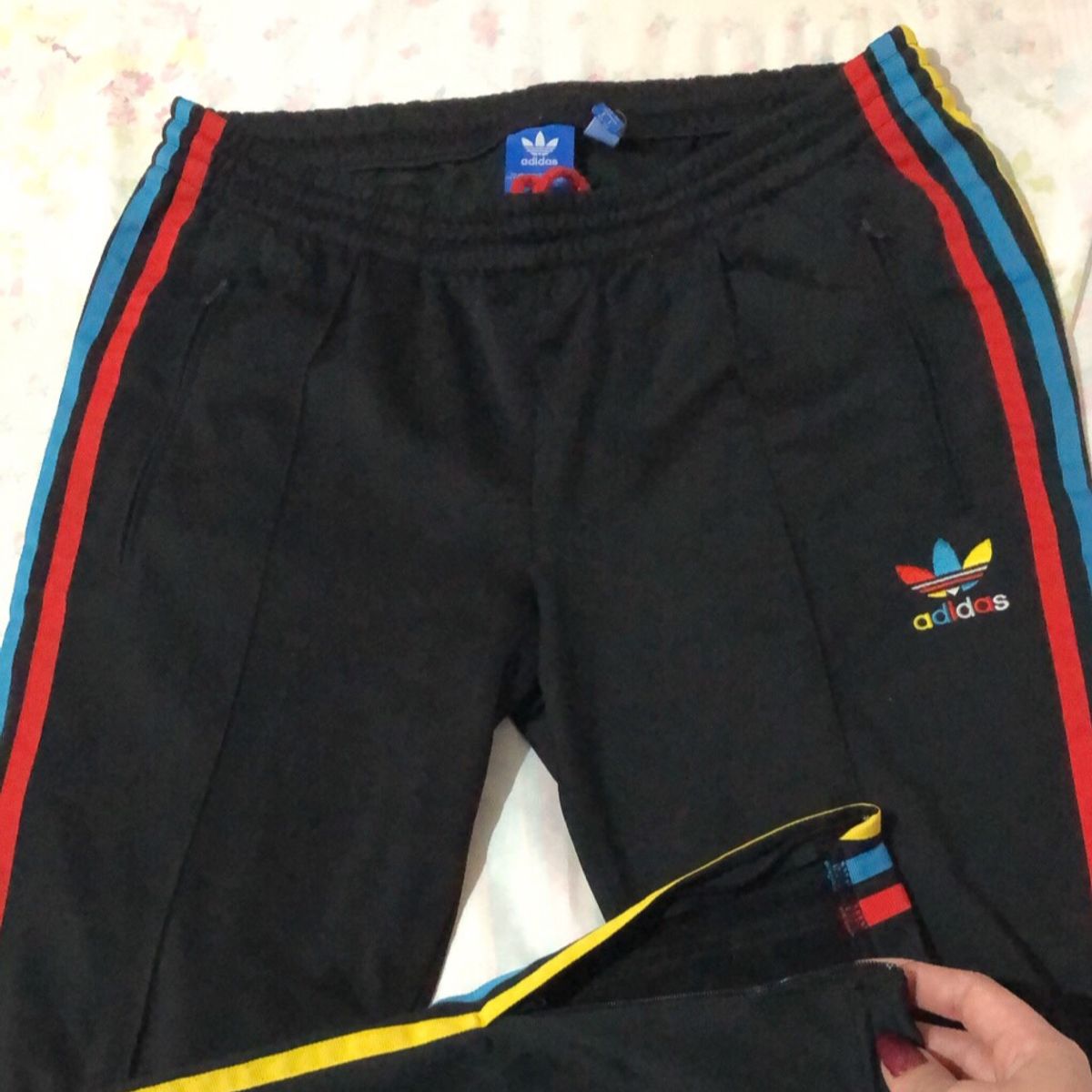 calça adidas com ziper na perna feminina
