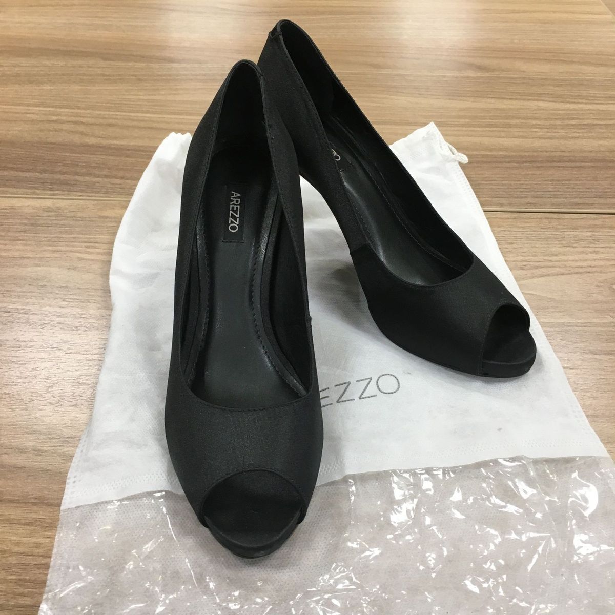 peep toe arezzo preto