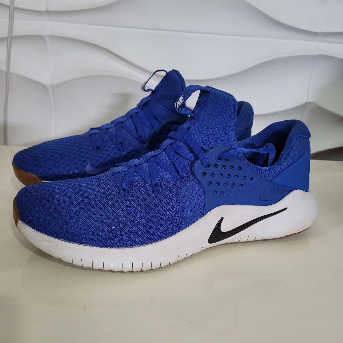 Free trainer sale v8 nike