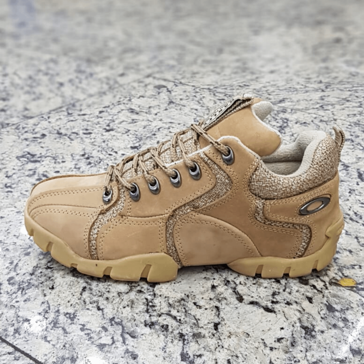 tênis oakley flak marrom