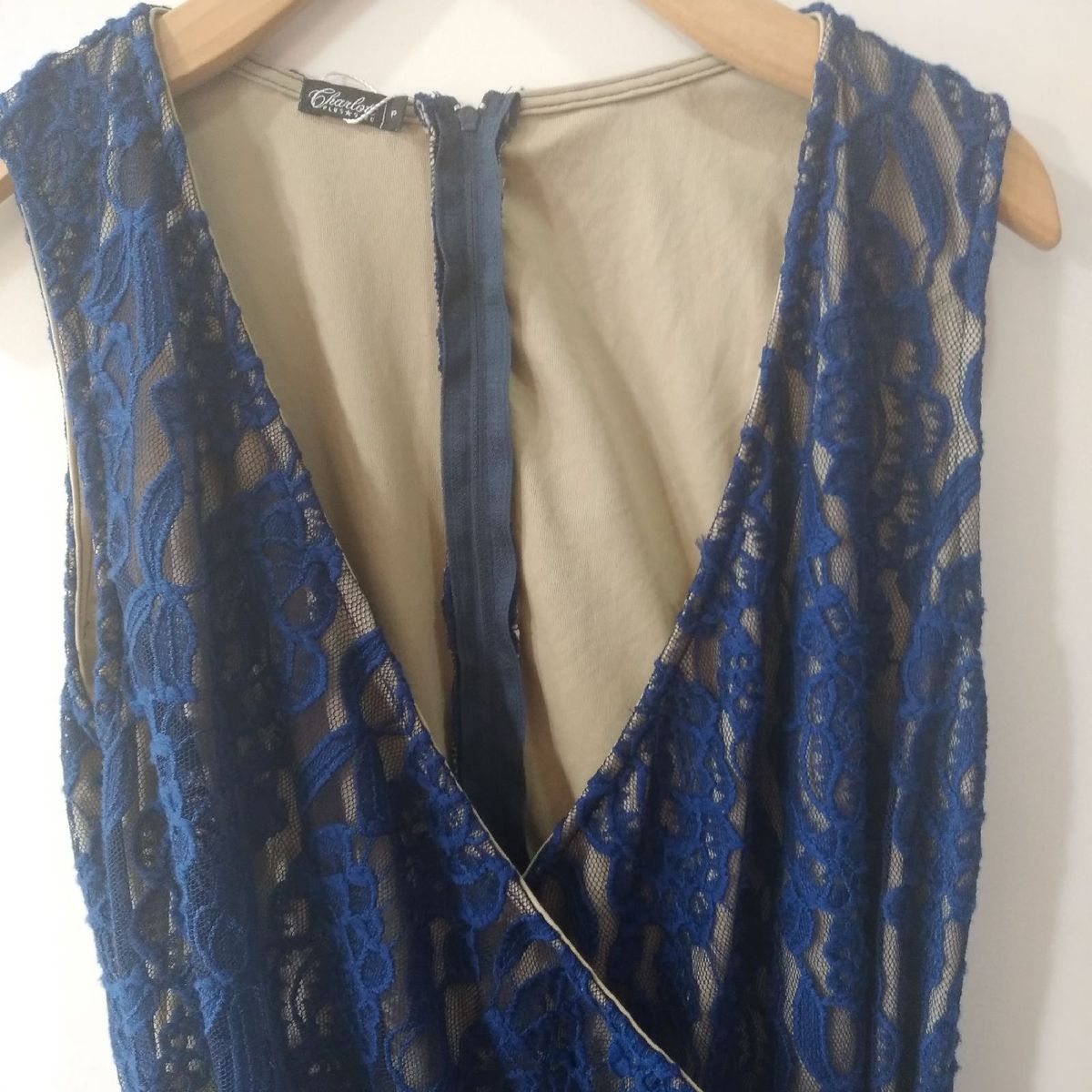 vestido de renda azul com forro bege