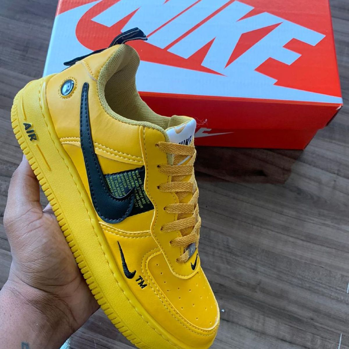 Tenis nike clearance amarelo queimado