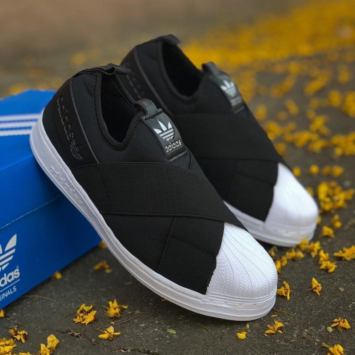 Adidas tradicional store preto e branco