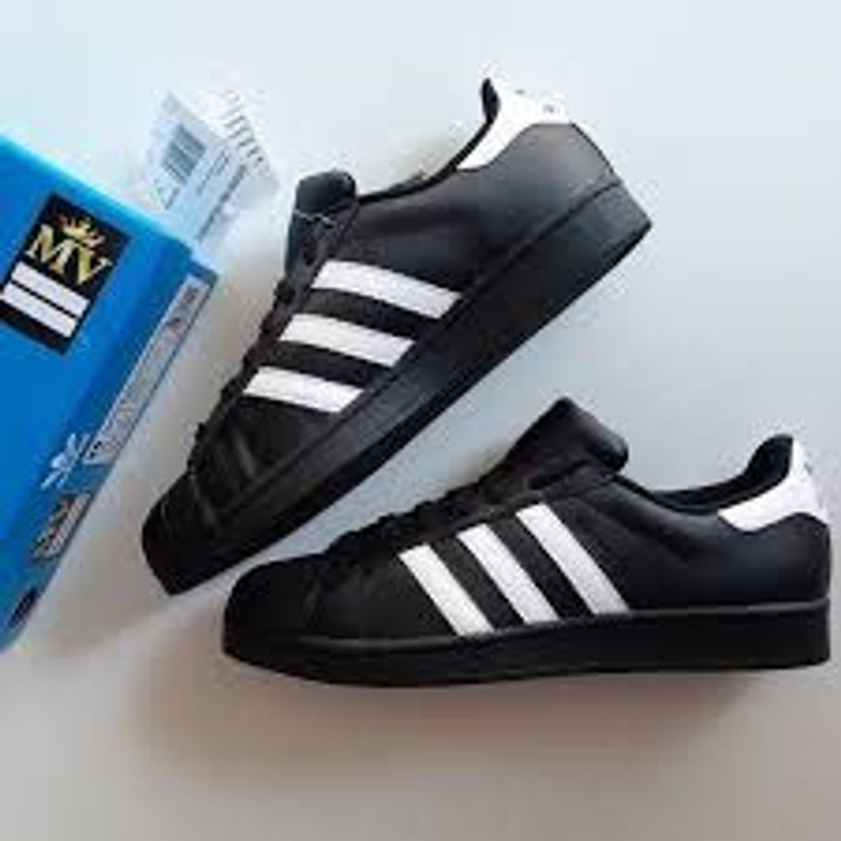 tênis adidas tradicional