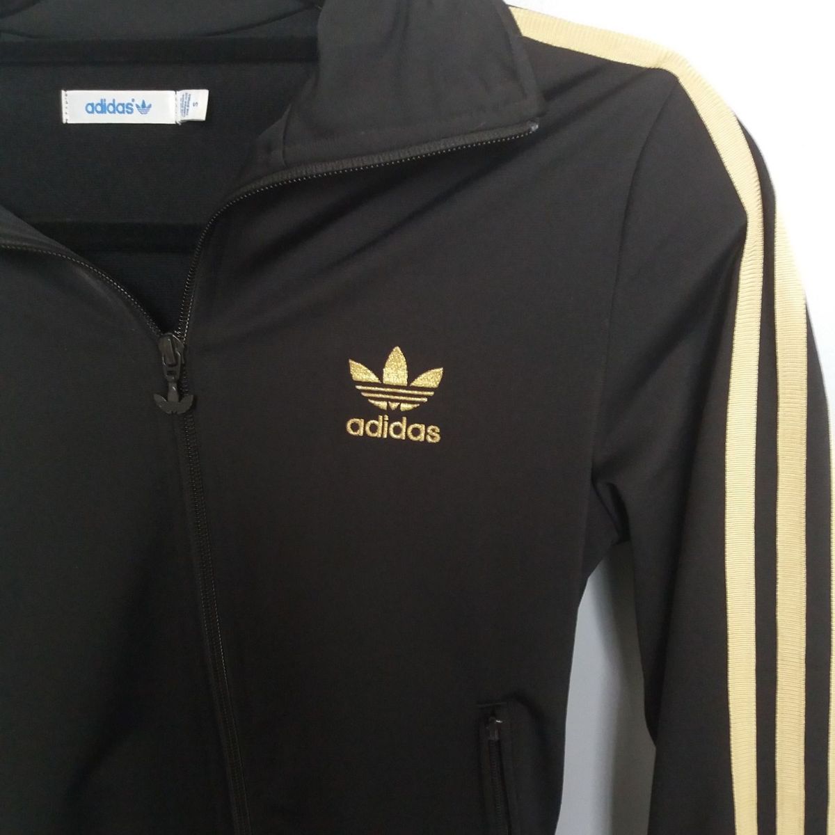 casaco adidas preto e dourado