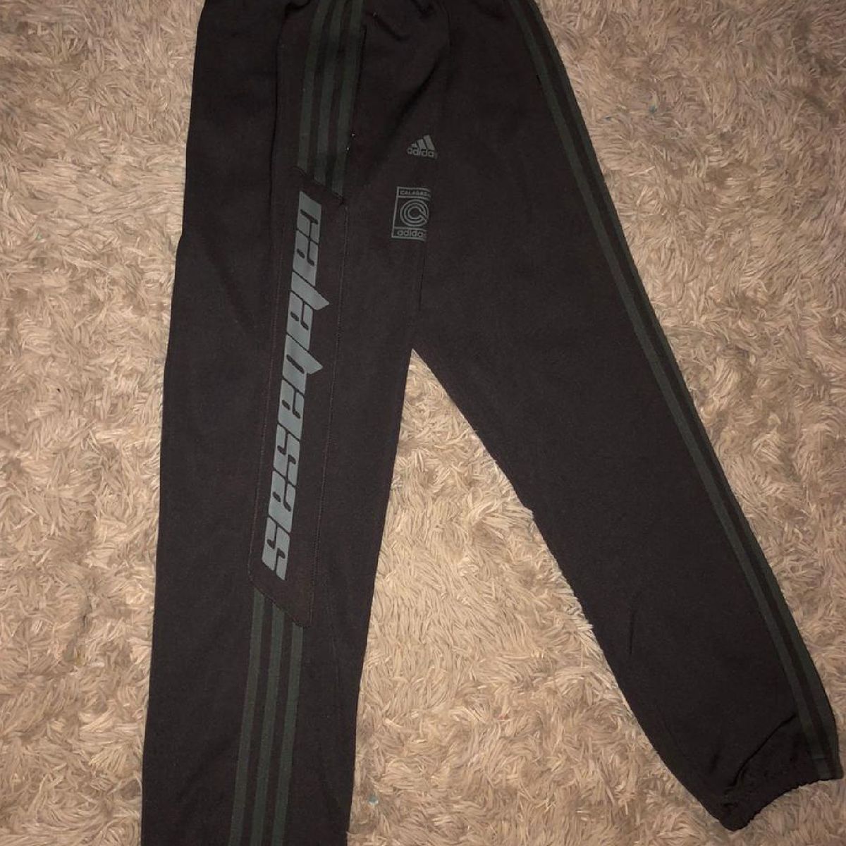 calça adidas calabasas