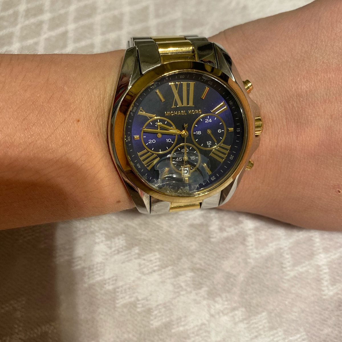 relogio michael kors prata com fundo azul