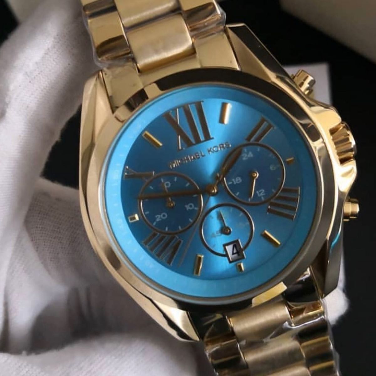 relogio michael kors dourado fundo preto