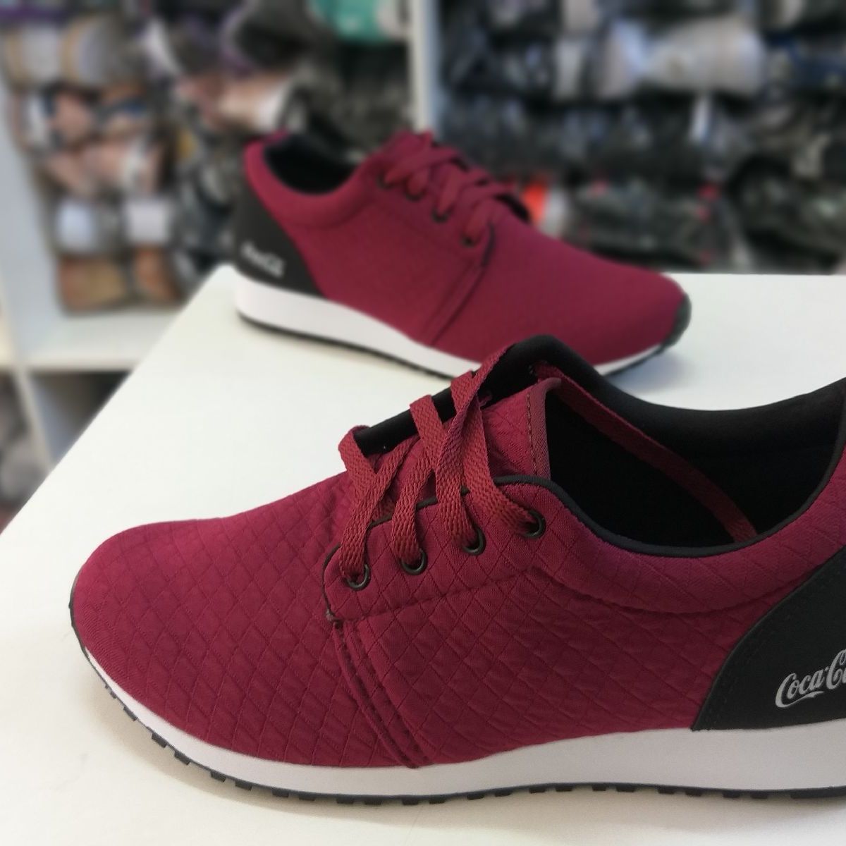 tenis bordo coca cola