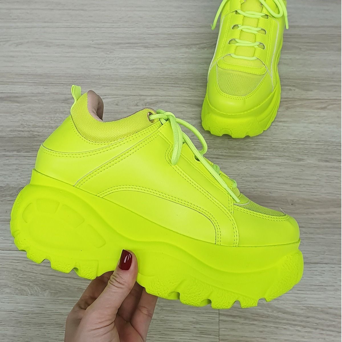 tenis neon feminino