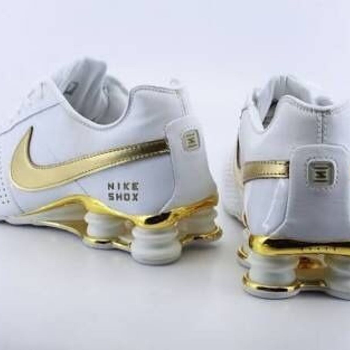 Nike shox sale branco dourado