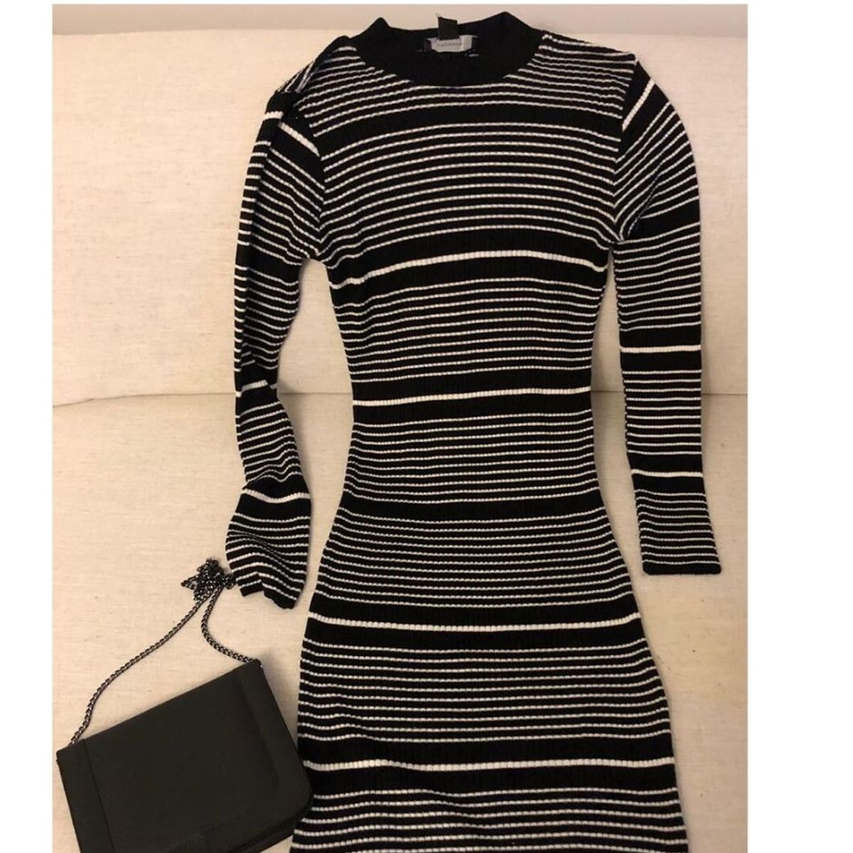 vestido colado de manga