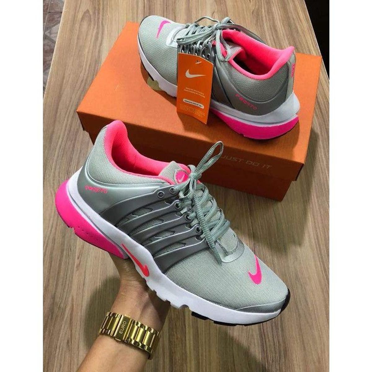 tenis da nike cinza com rosa