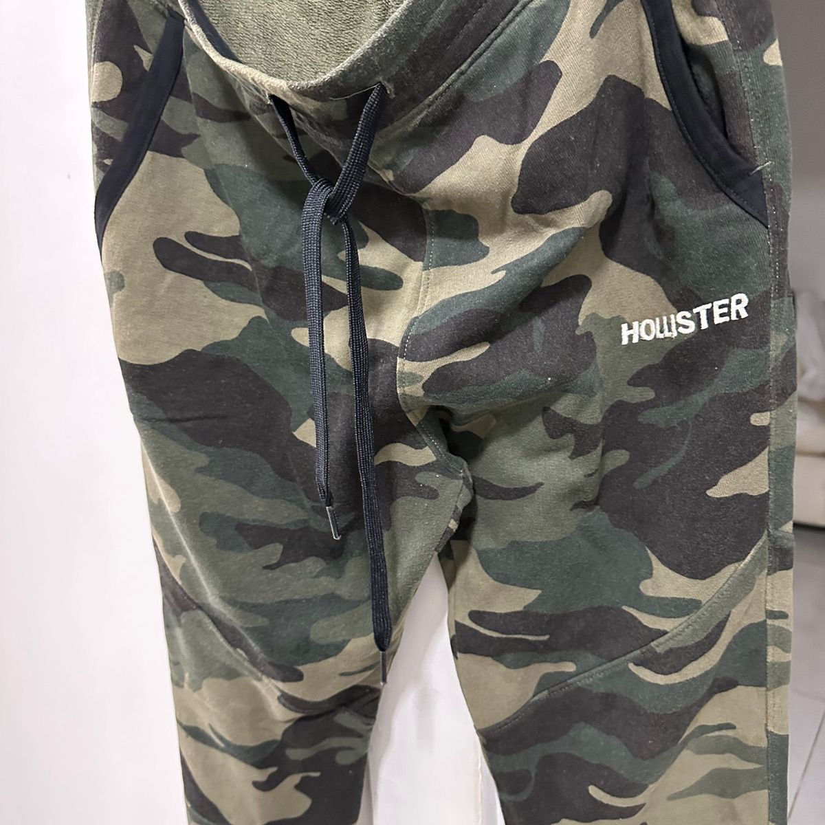 Does hollister have deals a military discount