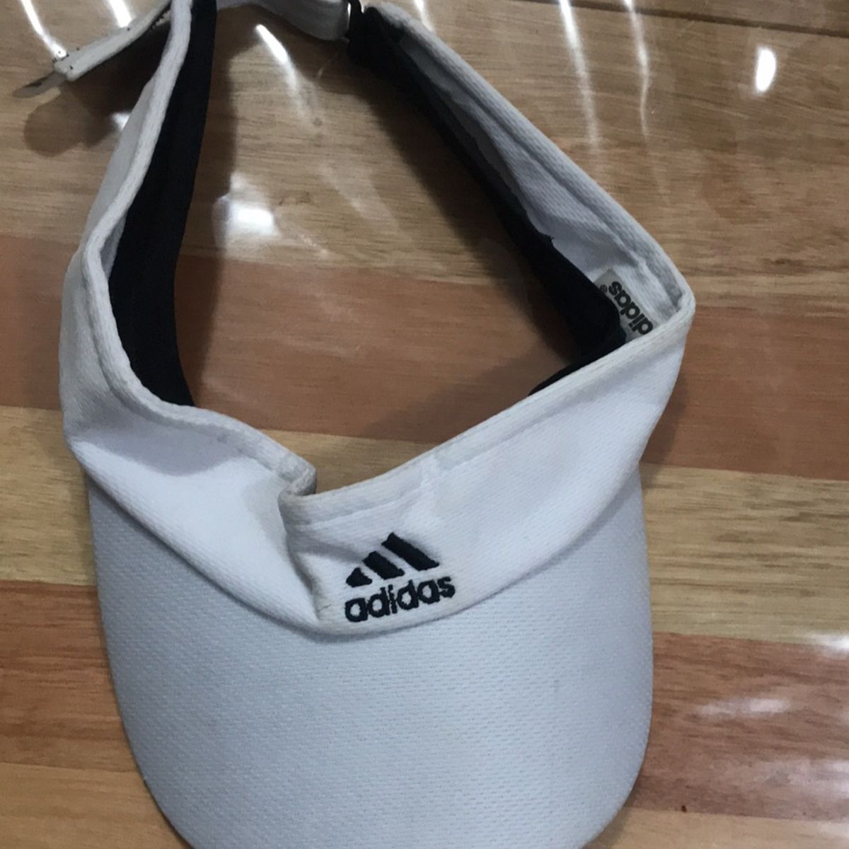 viseira adidas branca