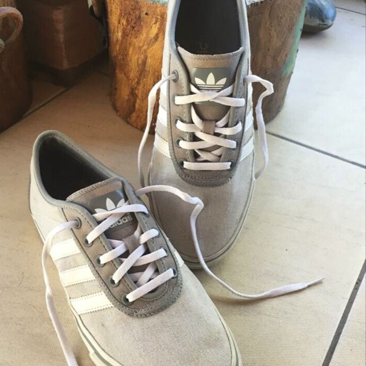 tenis adidas adiease cinza