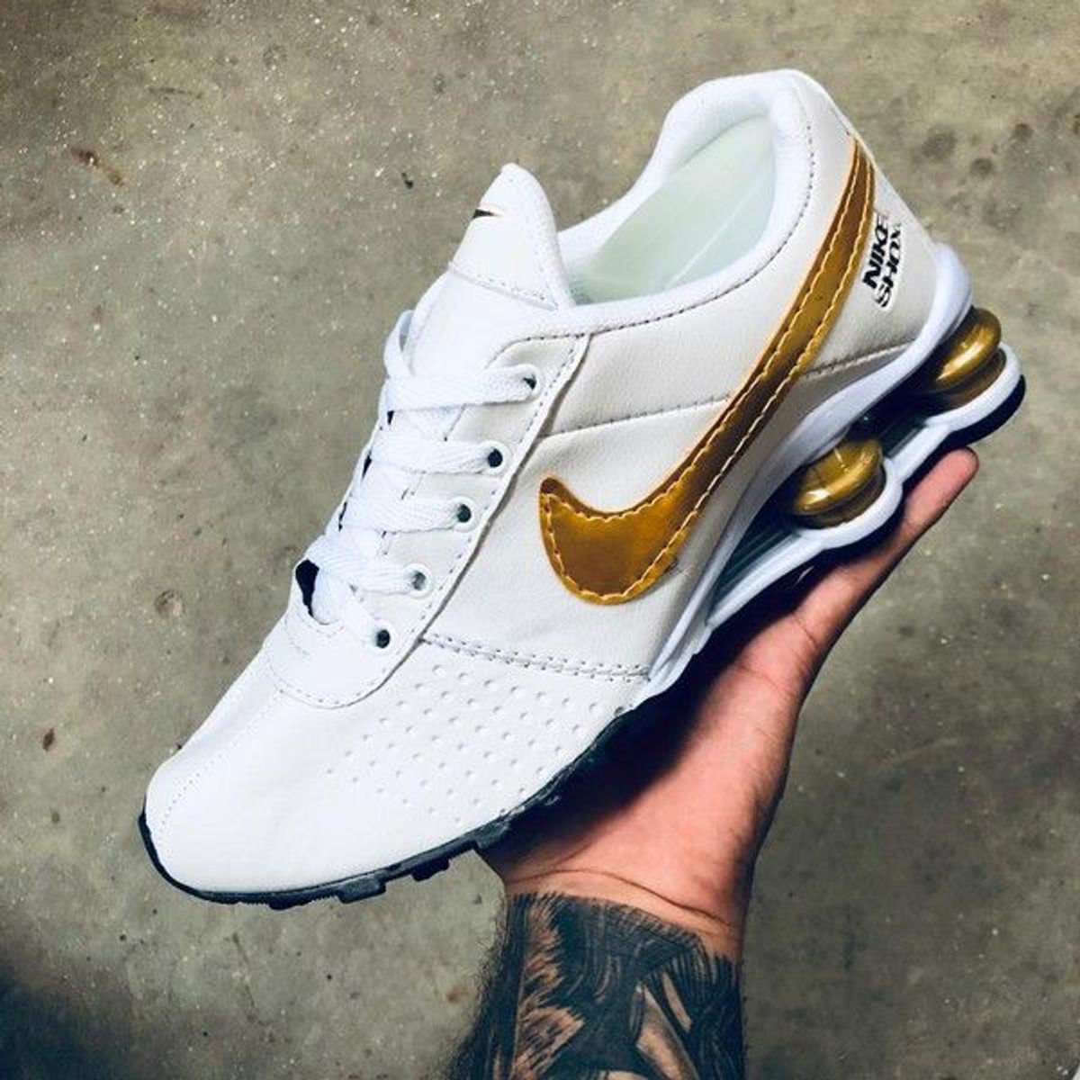 Nike shox sale branco dourado