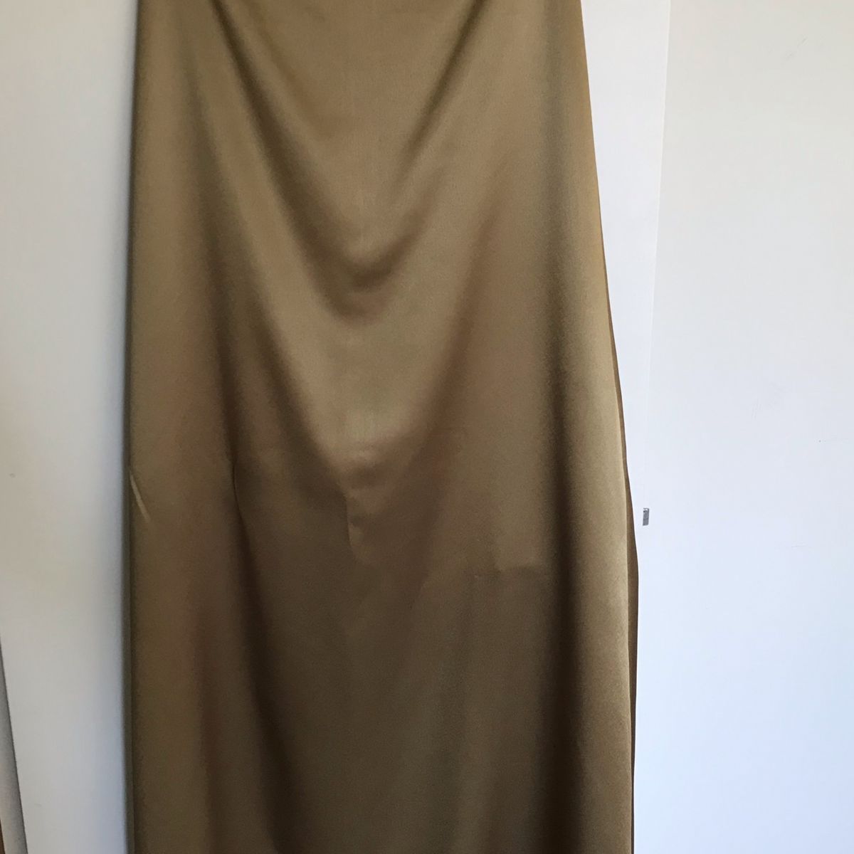 saia de cetim dourada