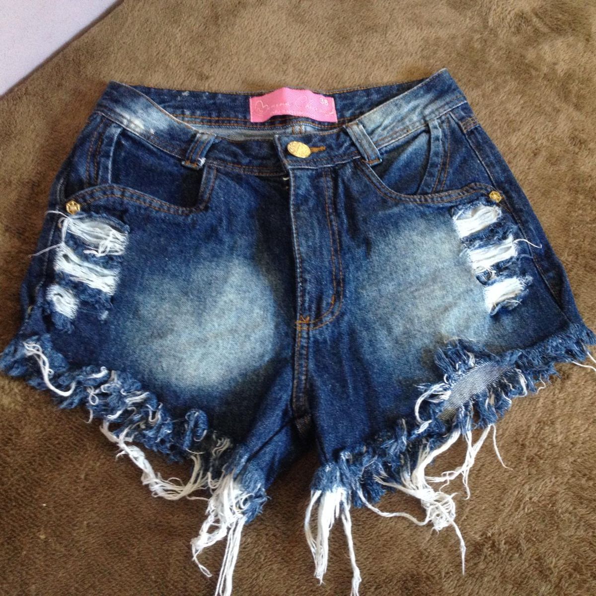 short jeans desfiado em cima