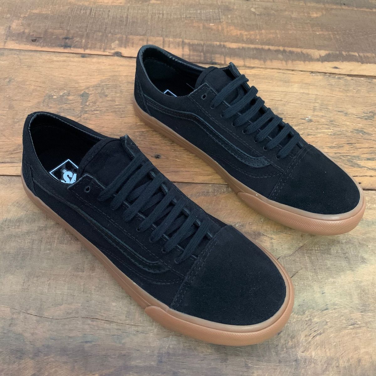 vans preto com caramelo