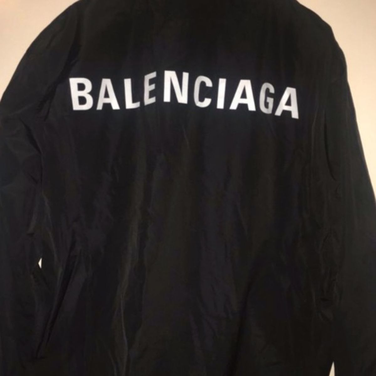 corta vento balenciaga