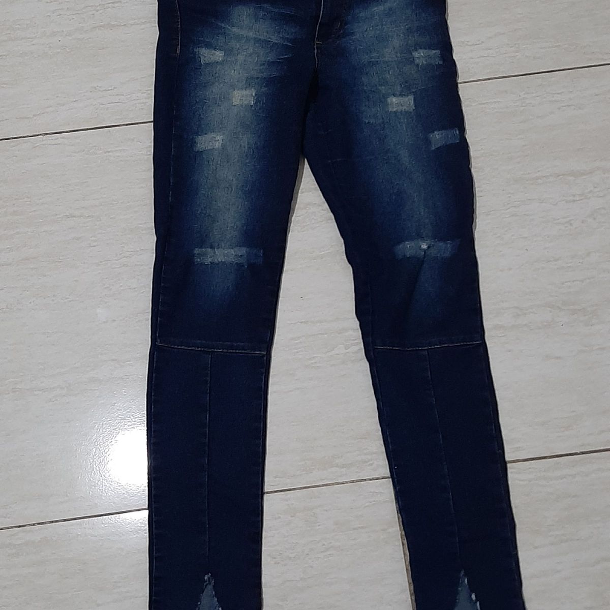 calça jeans flare aberta na barra