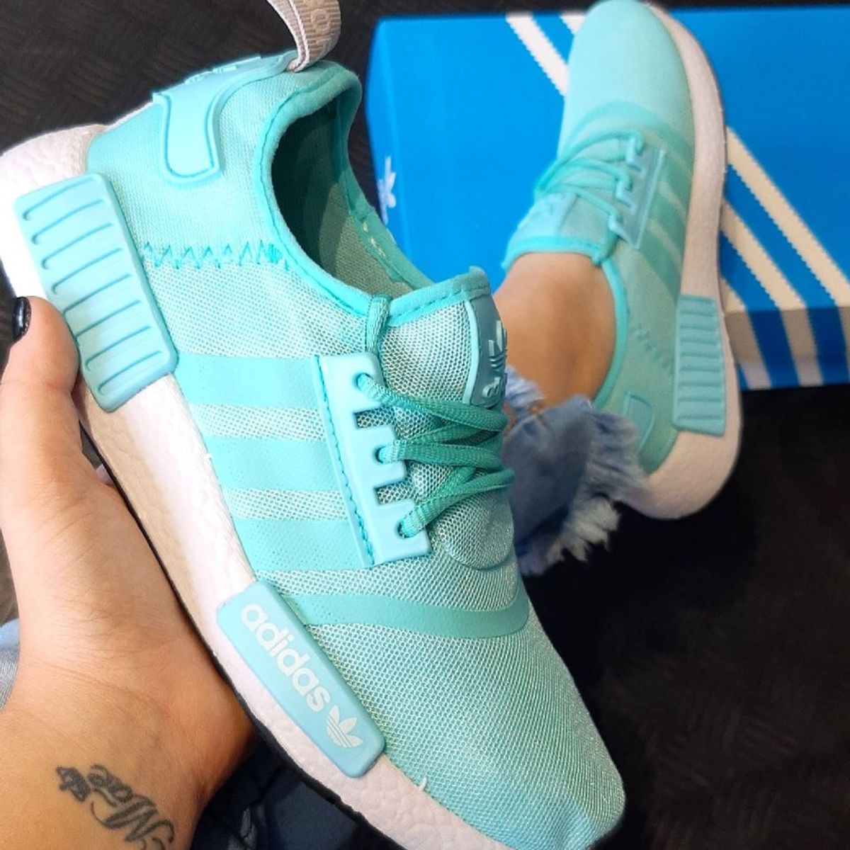 adidas nmd feminino branco e vermelhoTênis Esportivo Nmd R1 Feminino 