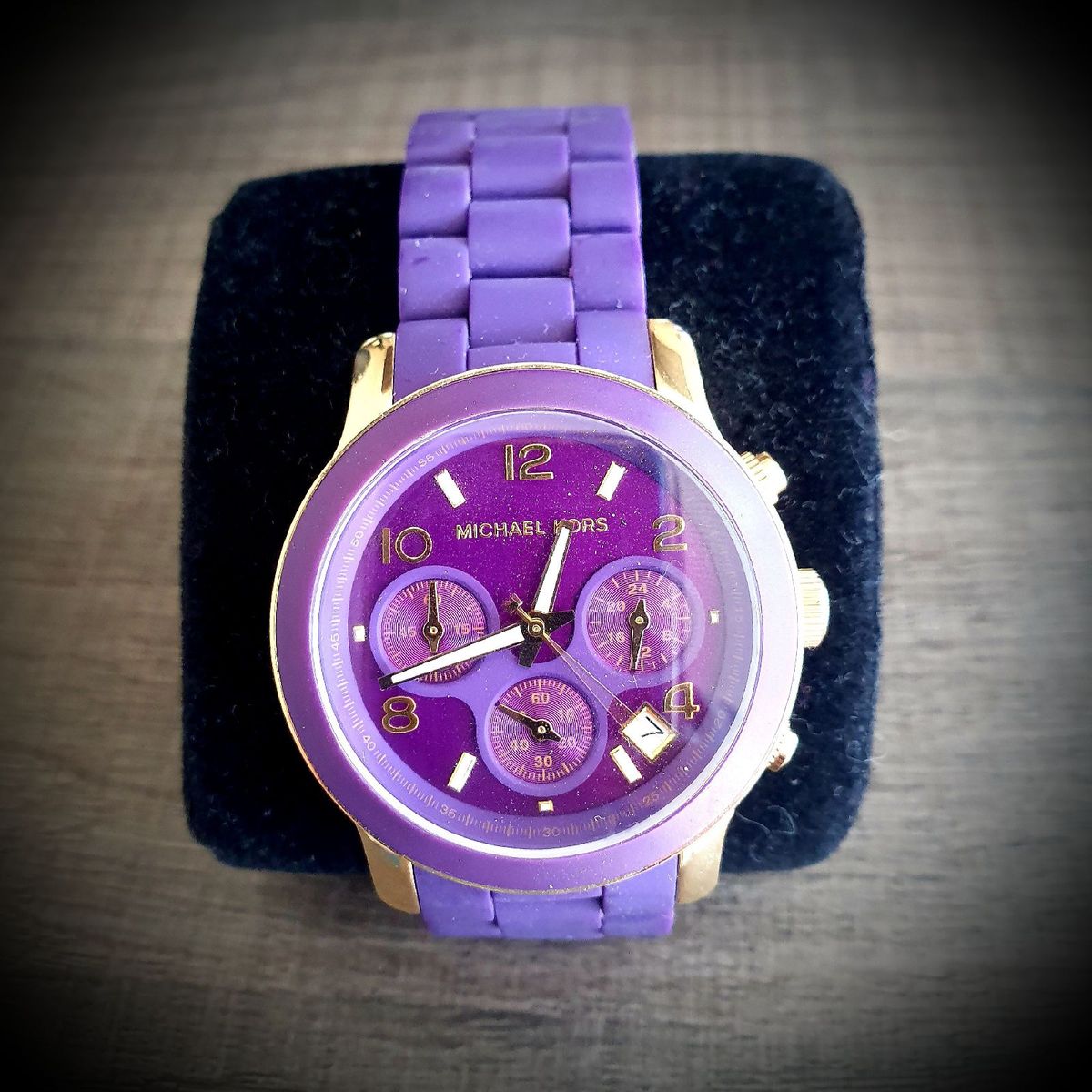 relogio mk roxo