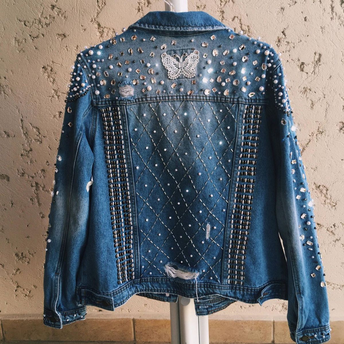 jaqueta jeans customizada com perola